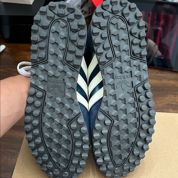 Adidas Men's Trx Vintage Sneakers - Picture 9 of 9